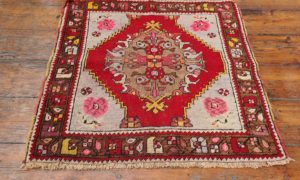 T1212 Kirsehir rug .67 x .69m