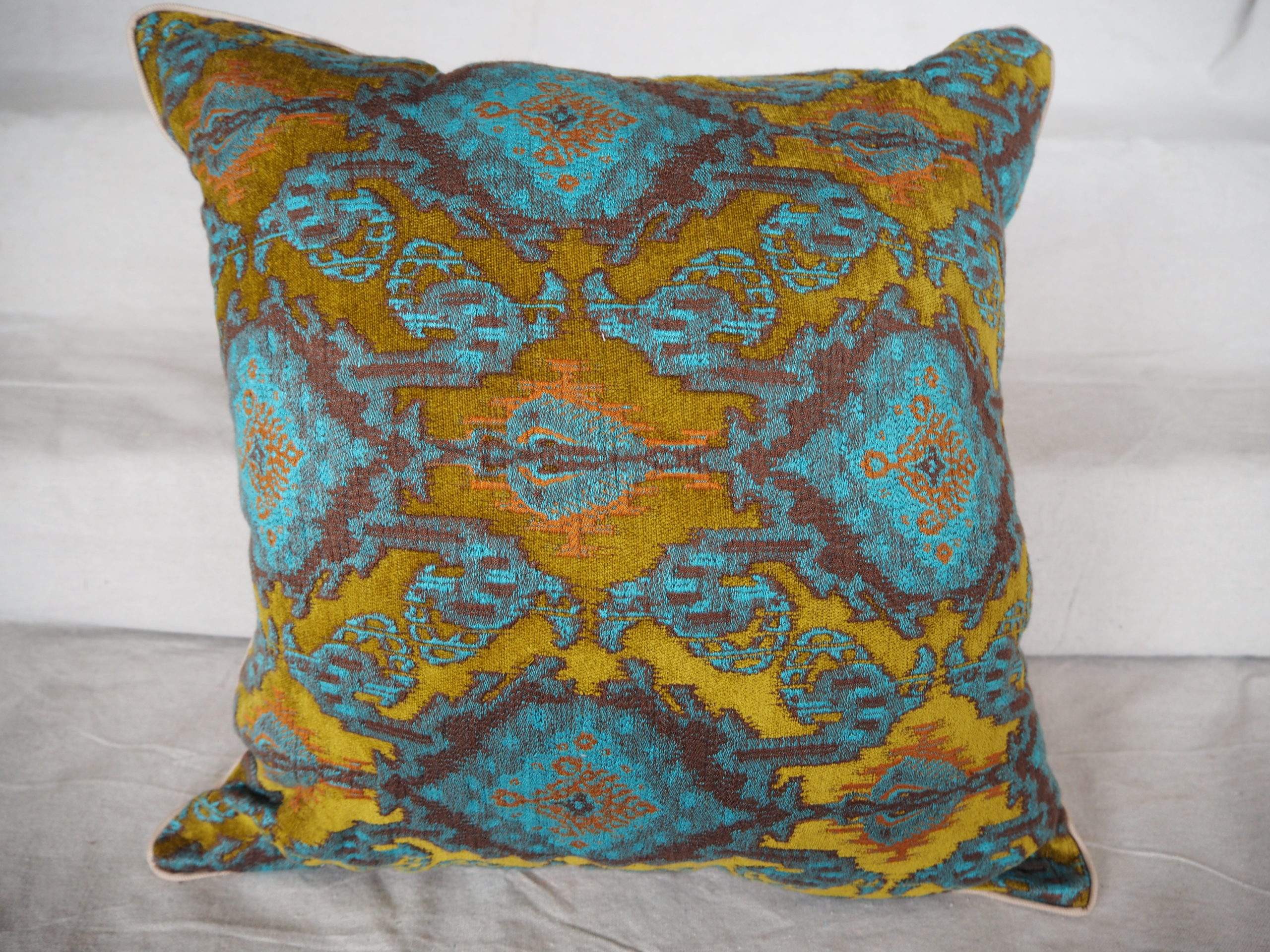 C738 Silk fabric cushion